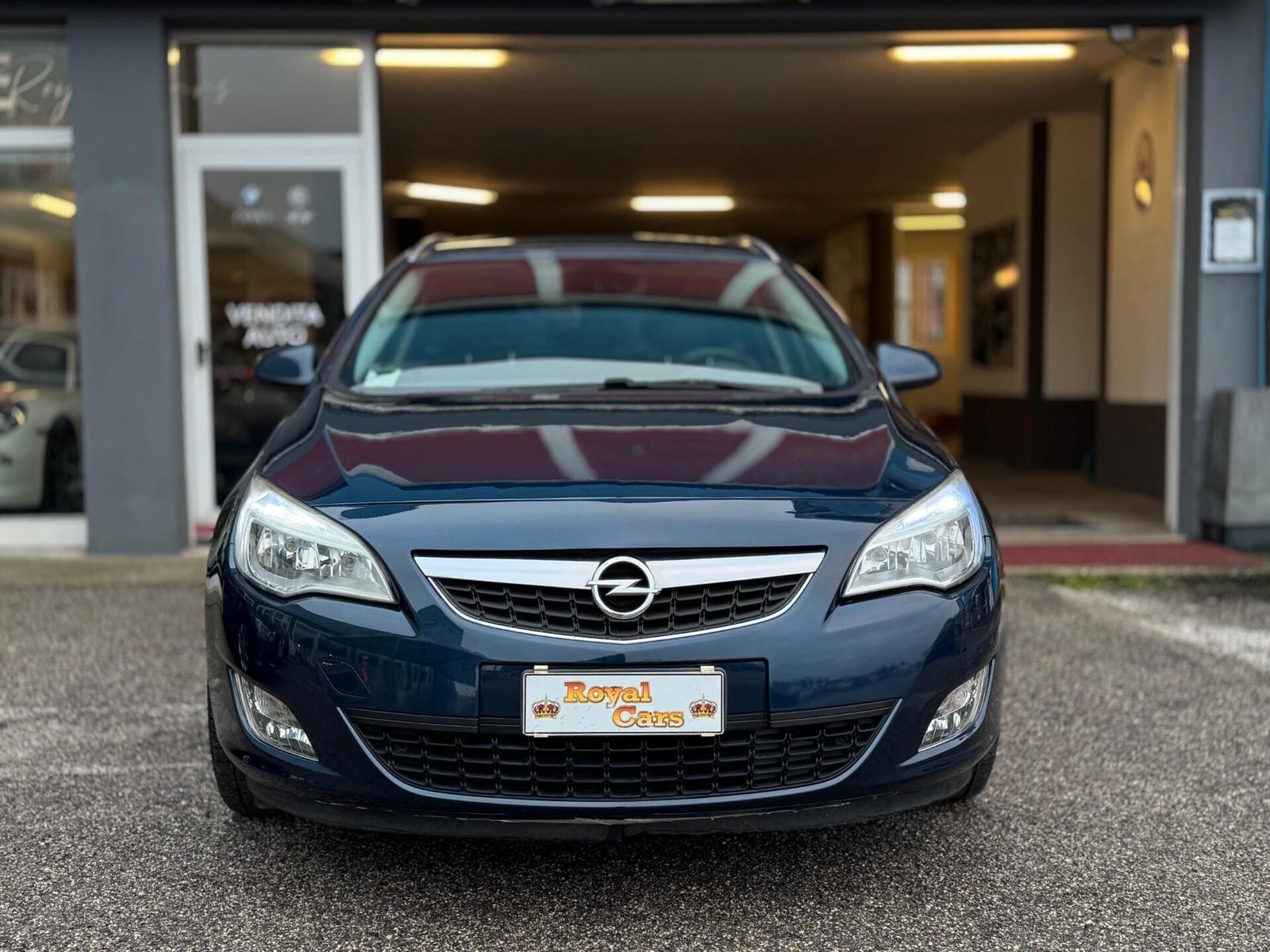 Opel Astra 2011 — rear view