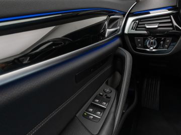 Fahrzeugabbildung BMW 520d SportLine Kamera Panorama HUD H/K AHK LED