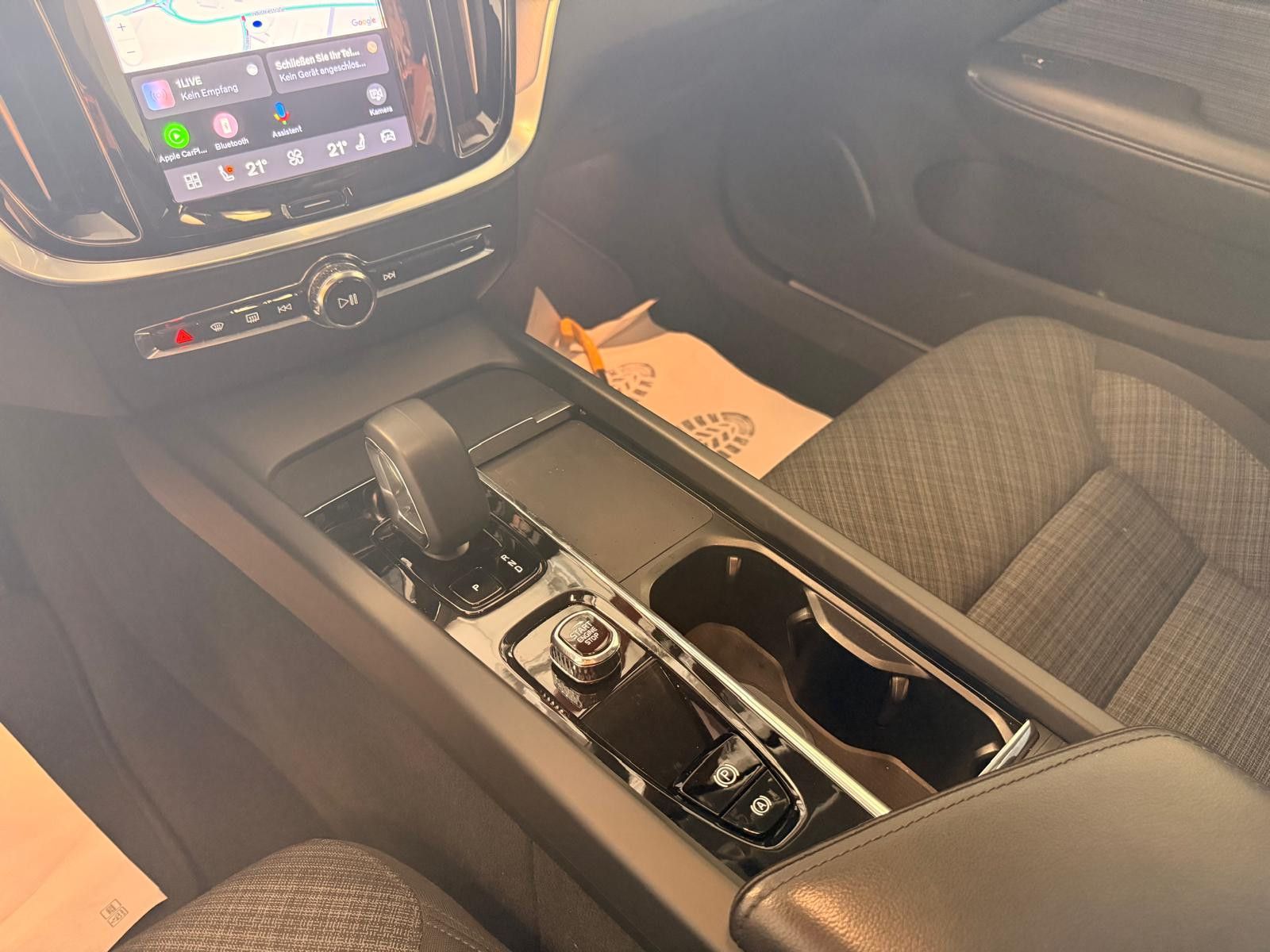 Fahrzeugabbildung Volvo V60 Kombi Core/ 1.HAND/SCHECKHEFT/8.FACH BEREIFT