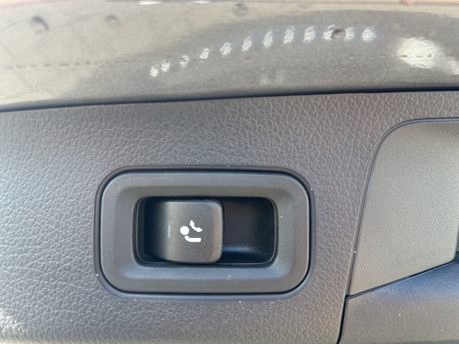 Fahrzeugabbildung Mercedes-Benz GLA 200 d AMG Pano AHK KeyGo DISTRONIC Multibeam