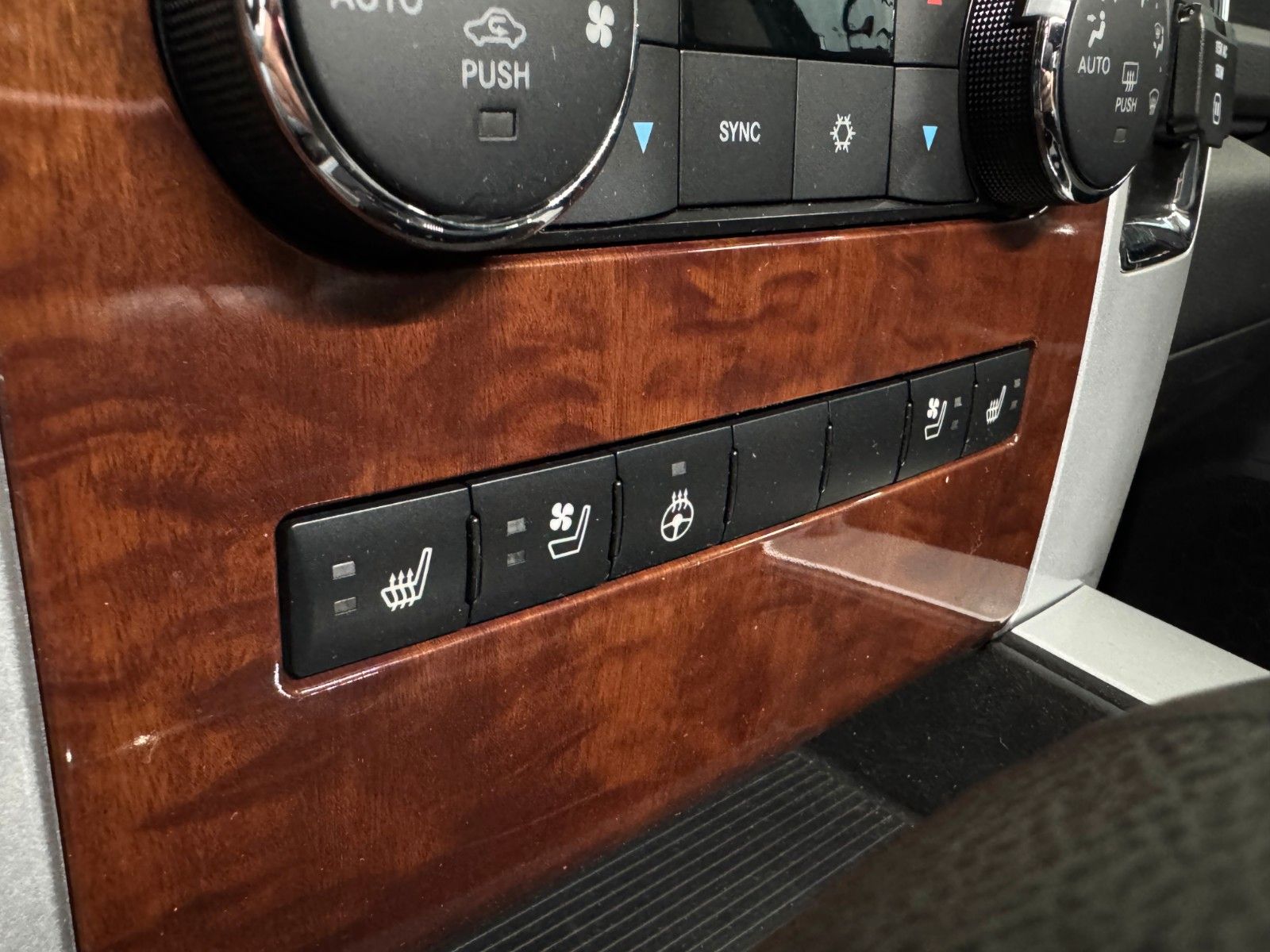 Fahrzeugabbildung Dodge RAM 5,7 Laramie Crew Cab LPG DVD RAM BOX 1.Hand