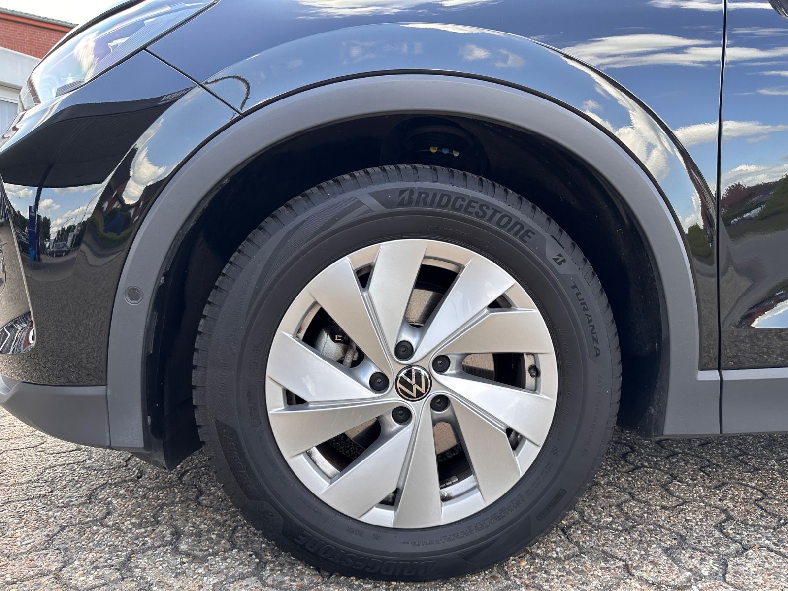 Fahrzeugabbildung Volkswagen Tiguan 1.5 eTSI Life DSG ACC/LED/RFK/SHZG