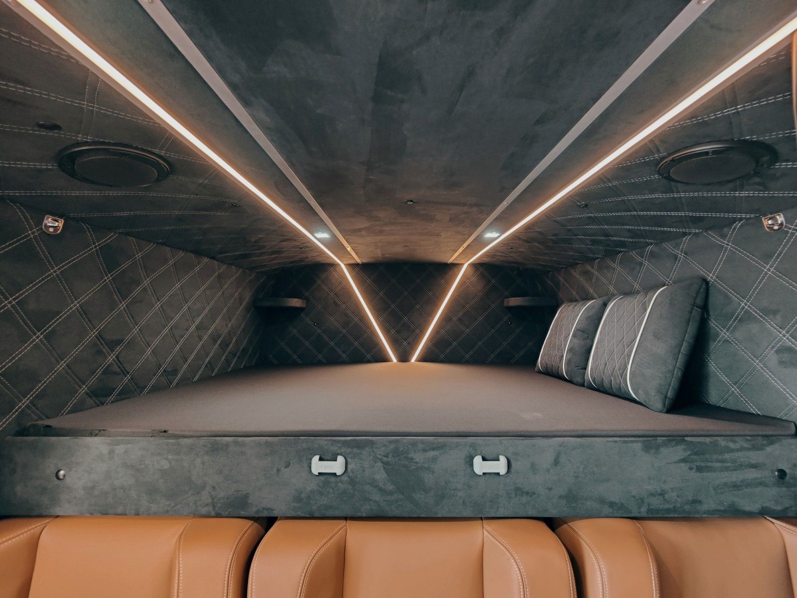 Fahrzeugabbildung Mercedes-Benz X-CROSSVAN  RWD #stealthcamper