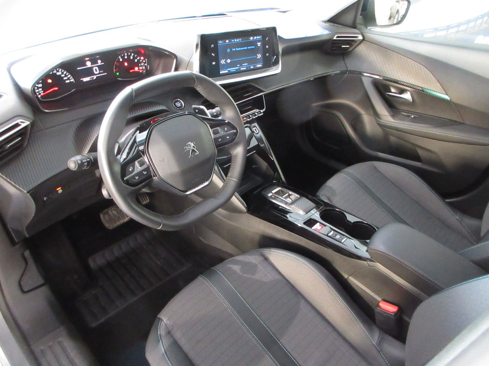 Fahrzeugabbildung Peugeot 2008 Allure 1.2T LED/NAVI/PDC/R´CAM/ALU
