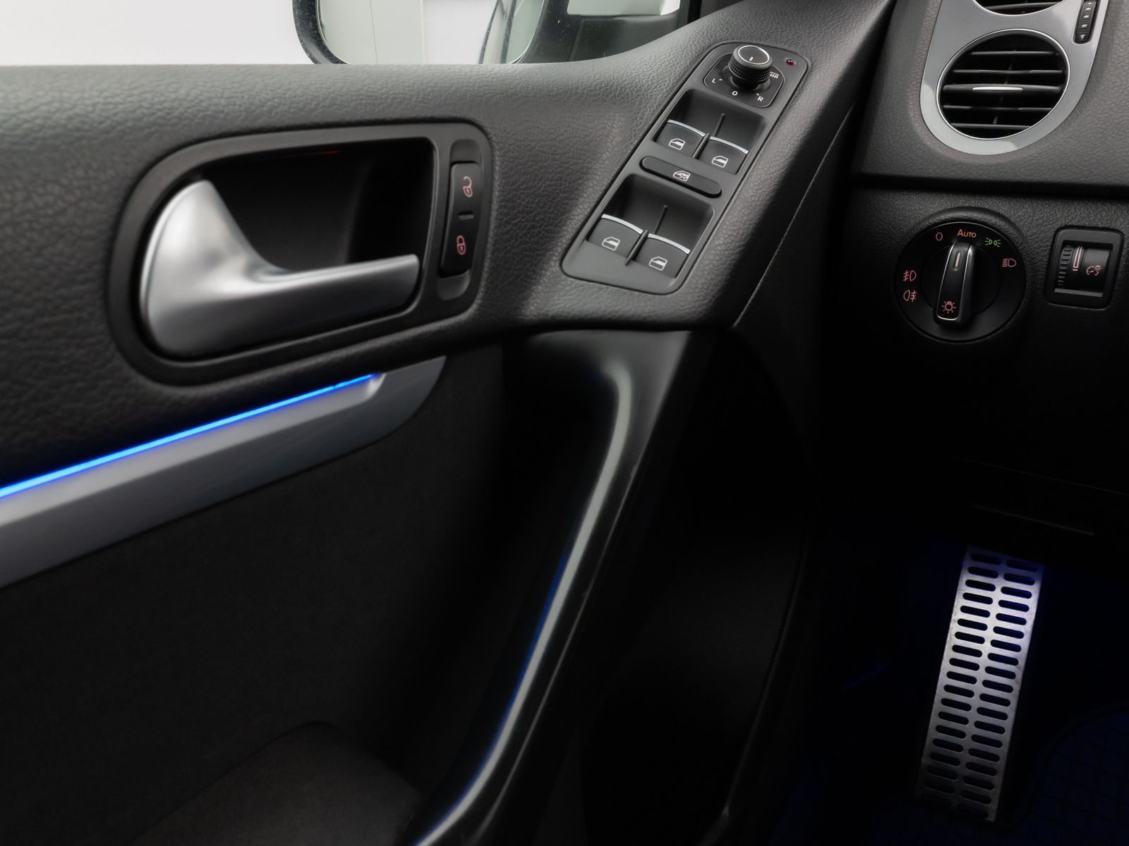 Fahrzeugabbildung Volkswagen Tiguan R-Line Xenon DAB Sitzhzg. AHK 8FACH