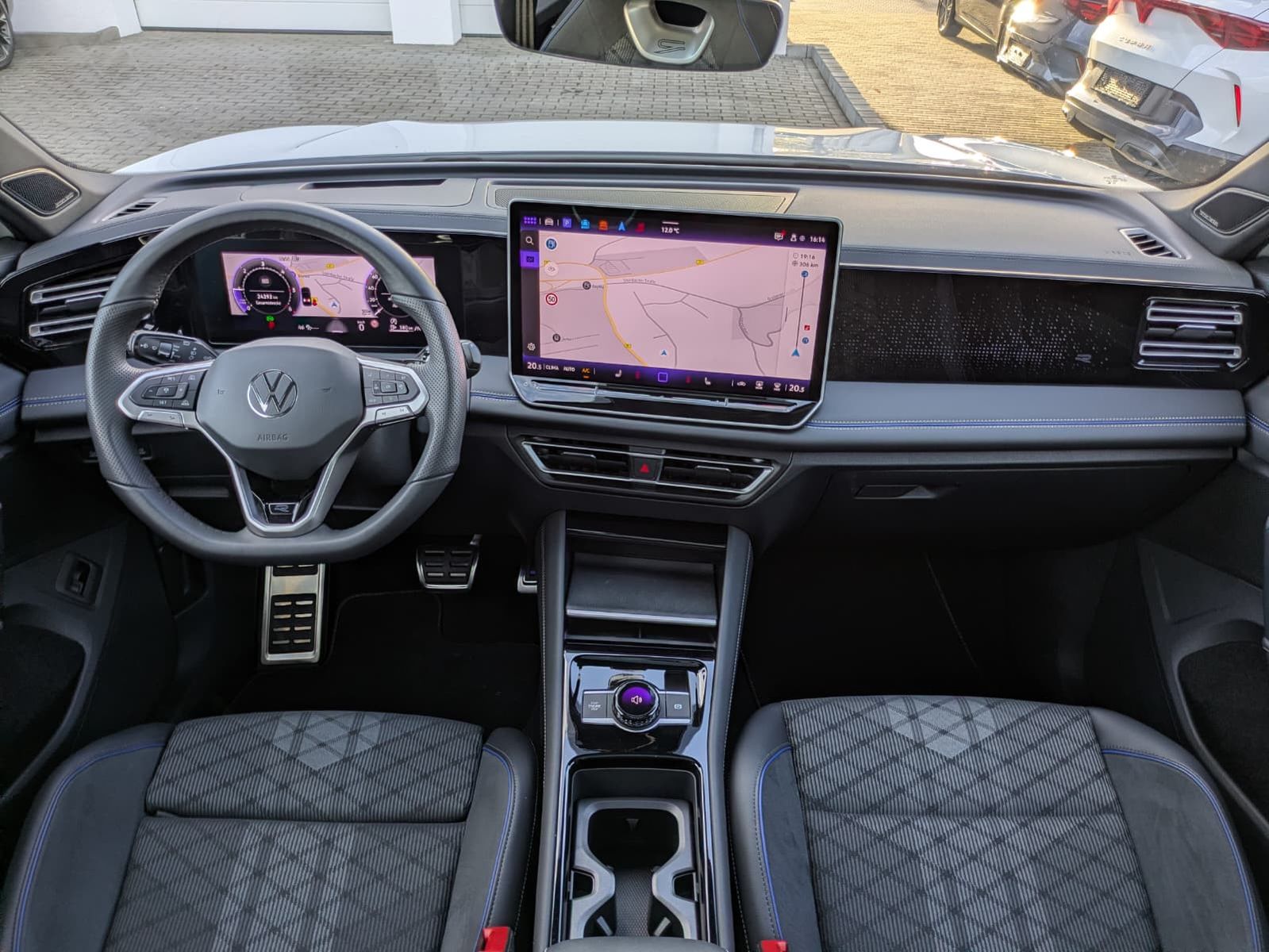 Fahrzeugabbildung Volkswagen Tiguan 2.0 TDI 4M R-Line PANO*H&K*AHK*MATRIX*20"