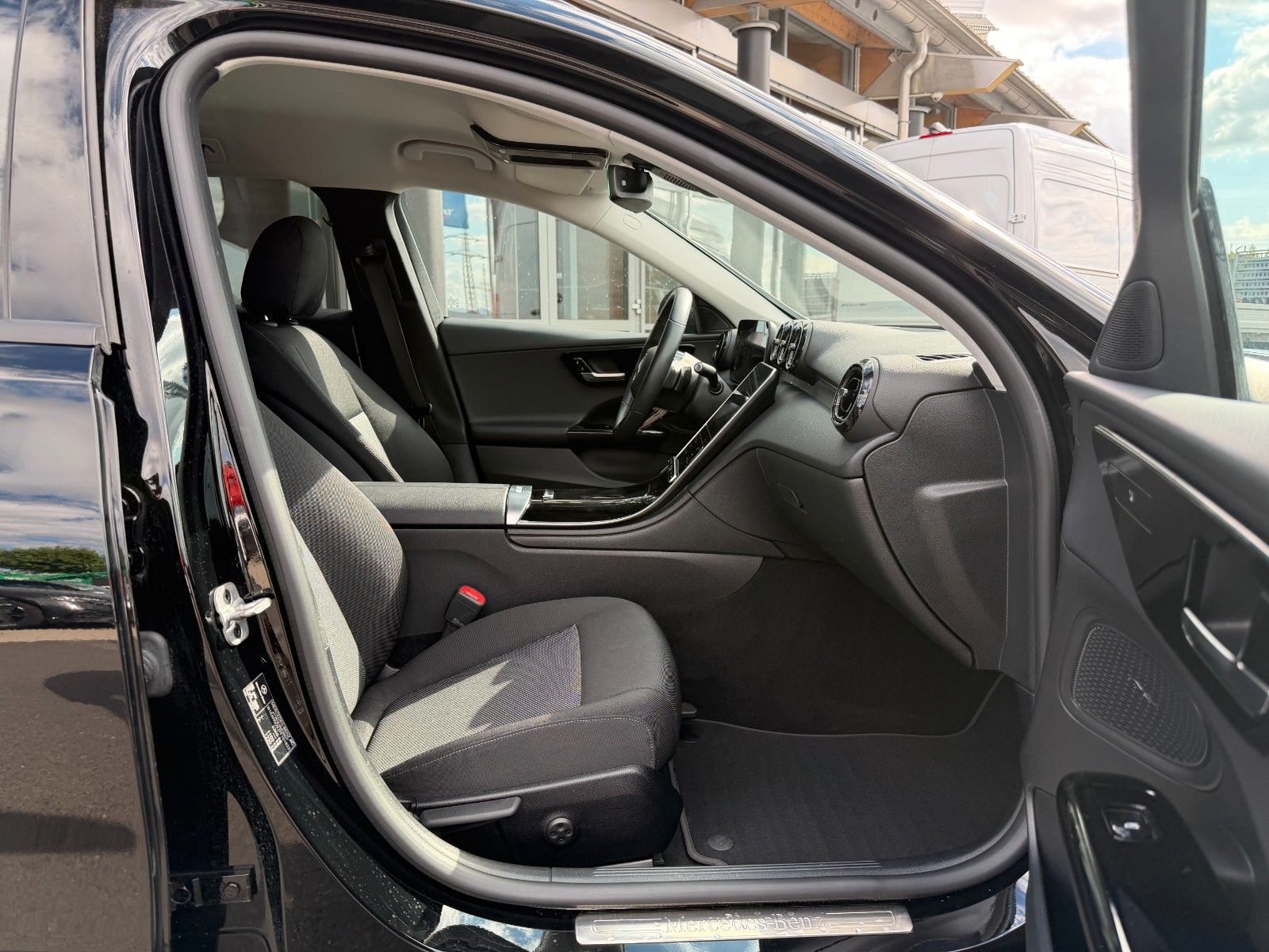 Fahrzeugabbildung Mercedes-Benz C 200d T RFK+SpurhaltA+EinparkP+SpiegelP+LED+IHC