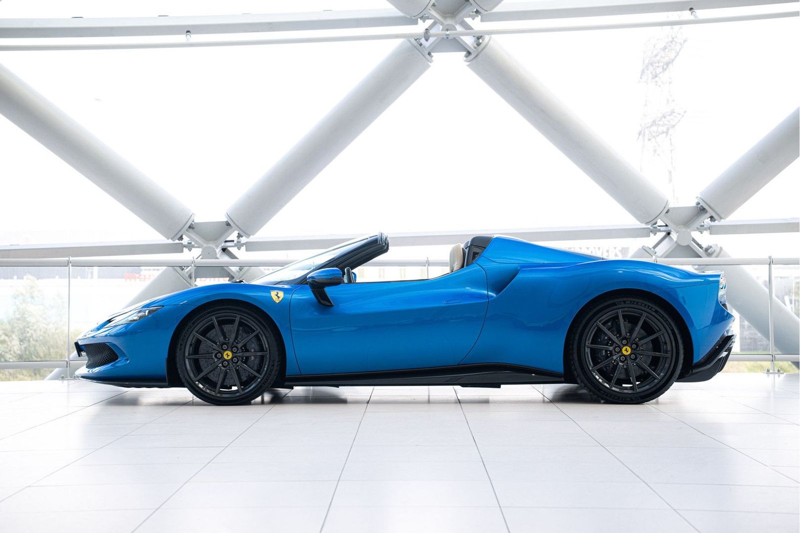 Ferrari 296 GTS 3.0 V6 | Blu Corsa | Two Tone Bodywork | imagem 2