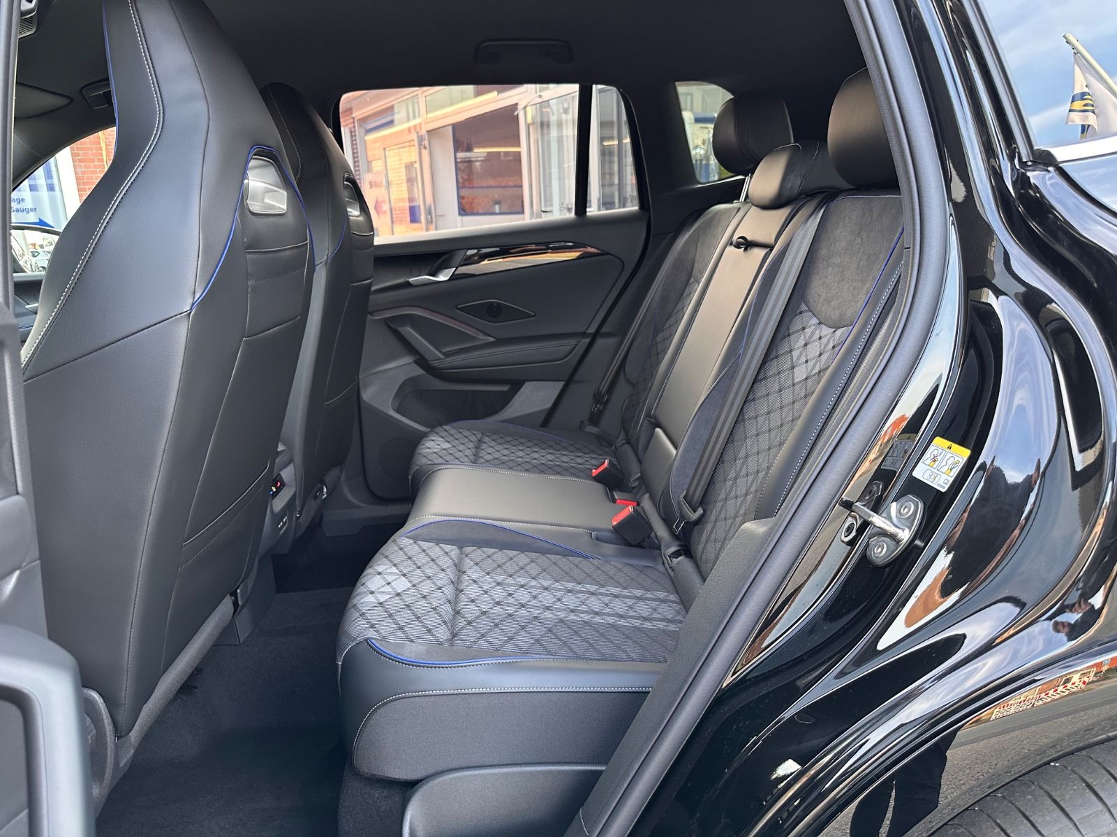 Fahrzeugabbildung Volkswagen Tiguan R-Line 1.5 eTSI AHK/Matrix/Navi/APP/ACC