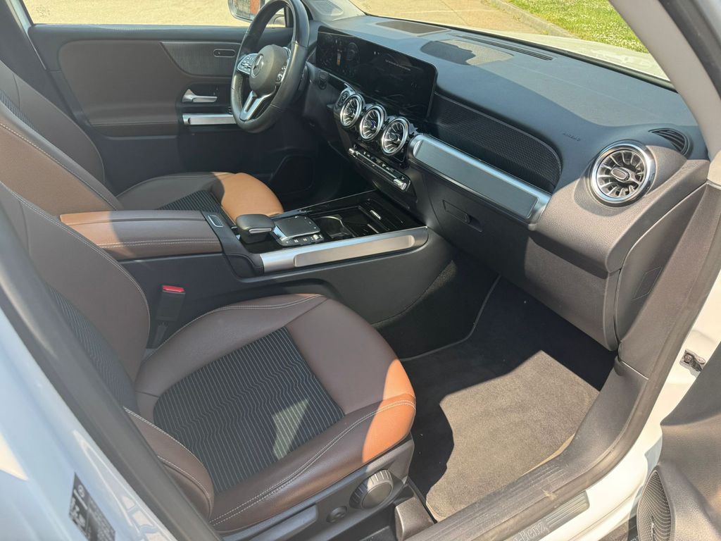 MERCEDES-BENZ GLB 200 23