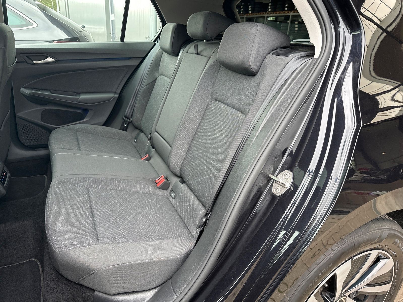 Fahrzeugabbildung Volkswagen Golf 2.0 TDI DSG Life NAV+LED+PANO+AHK+STHZ+HUD