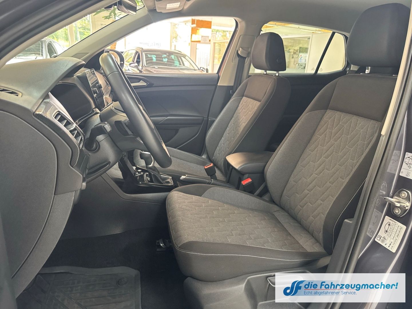 Fahrzeugabbildung Volkswagen T-Cross 1.0 TSI 85 kW Life Digitales Cockpit LED