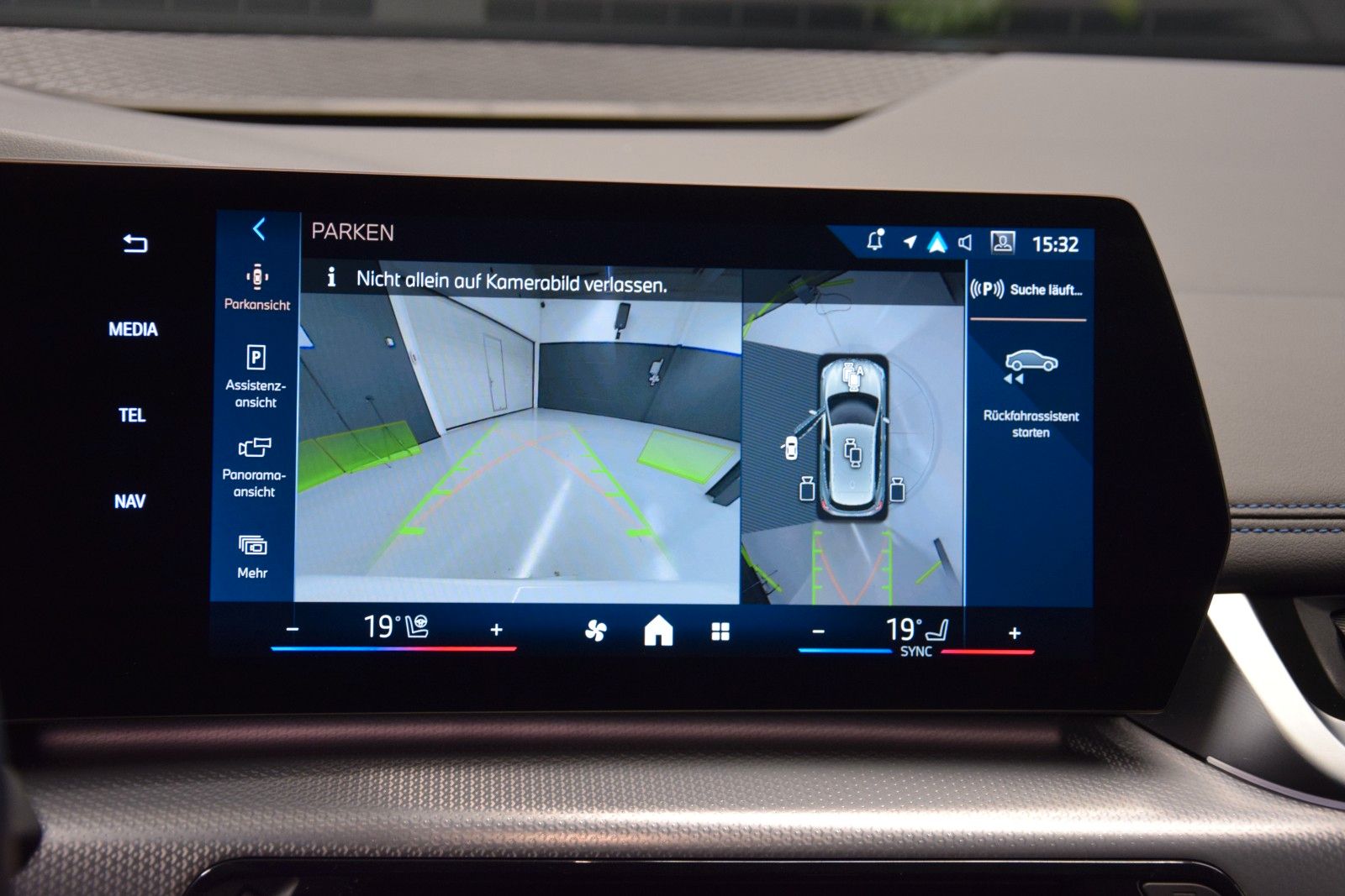 Fahrzeugabbildung BMW 220 i M Sport Active Tourer HuD H&k ACC AHK 360°
