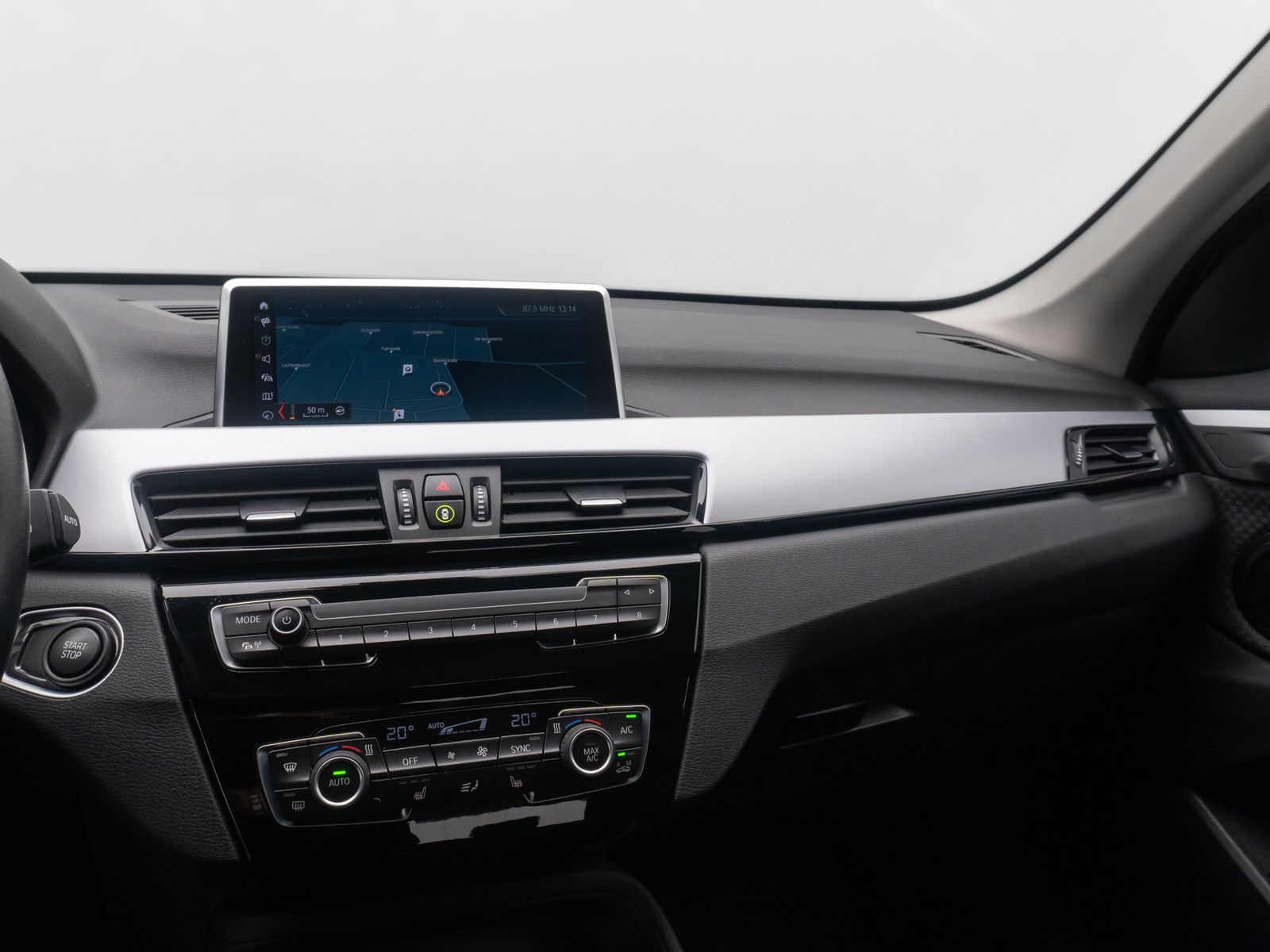 Fahrzeugabbildung BMW X1 xD25e ParkAssist DAB GeschwindigReg Navi LED