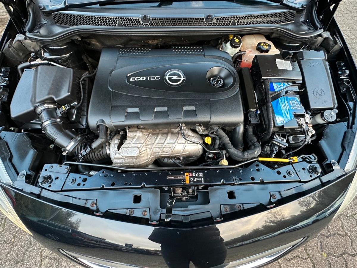 Opel Astra 2011 — photo 16