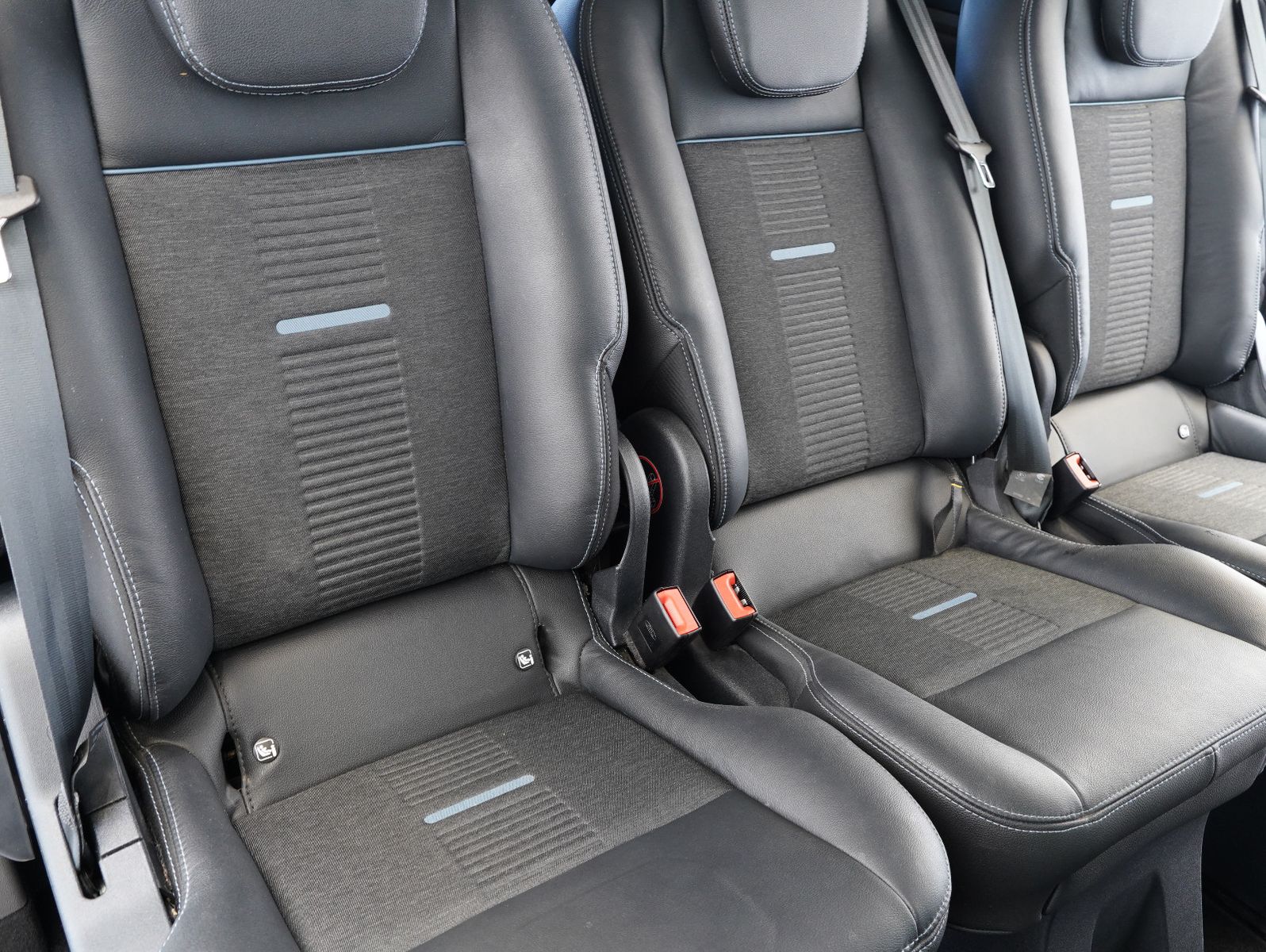 Fahrzeugabbildung Ford Tourneo Custom 320 L1 Active 8-SITZER