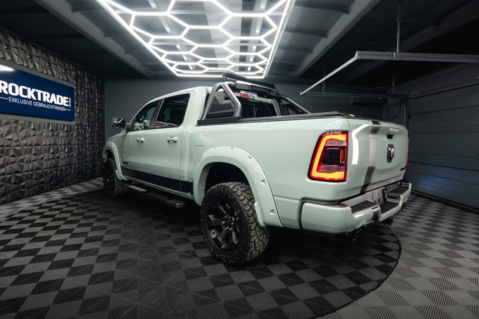 Fahrzeugabbildung Dodge RAM 5.7 V8 HEMI 4x4 OFFROAD Night-Edition *Pano*