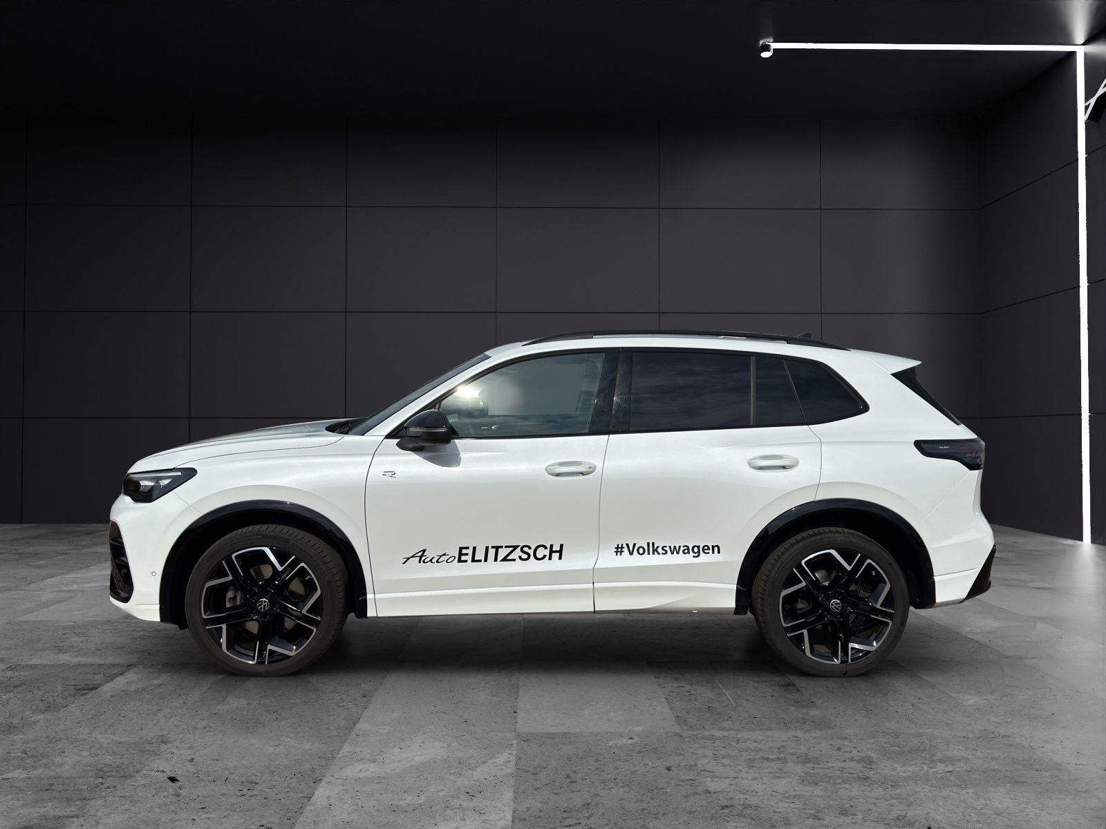 Fahrzeugabbildung Volkswagen Tiguan TDI R-Line 4M DSG MATRIX AHK PANO ACC