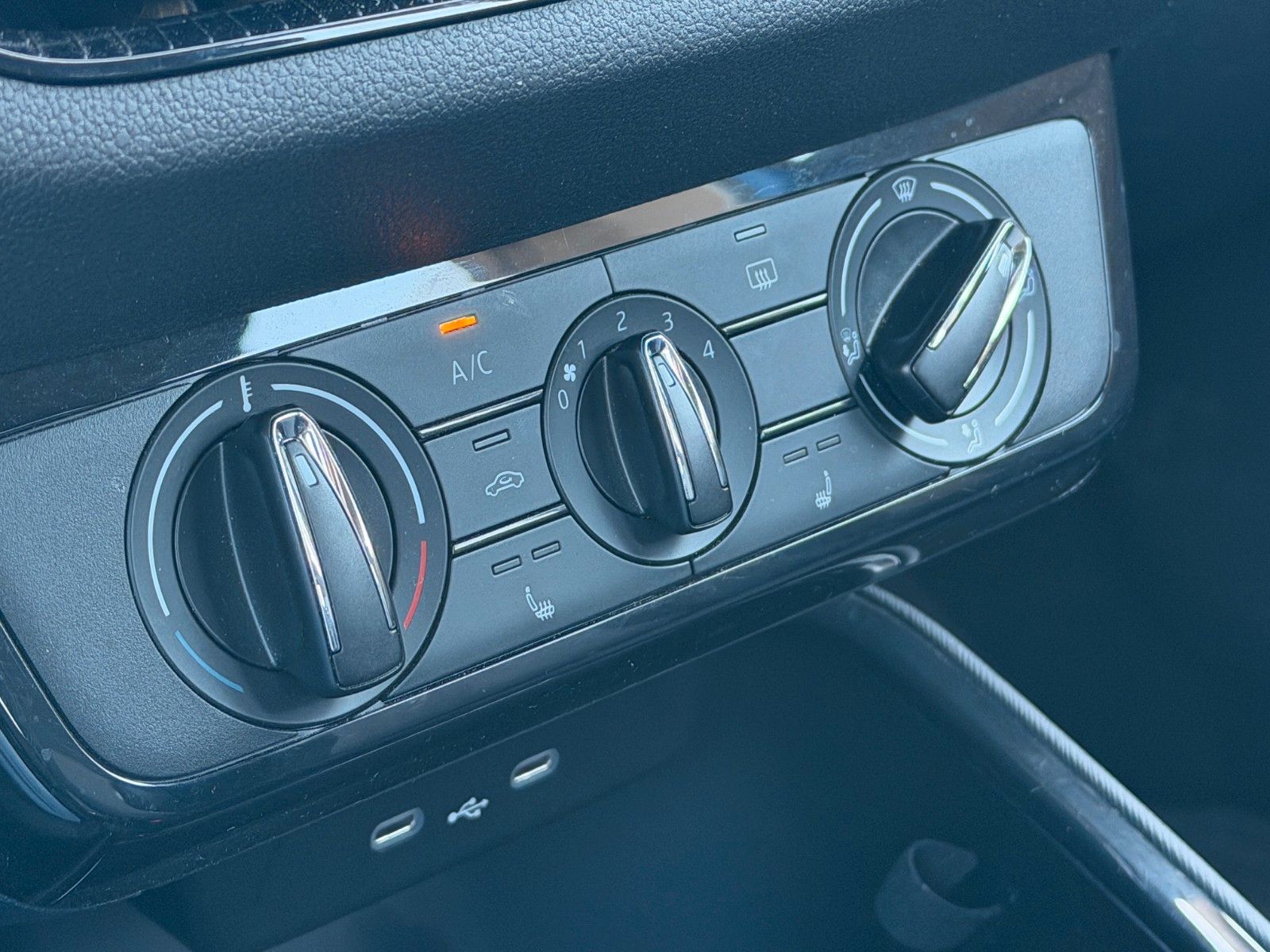 Fahrzeugabbildung SKODA Fabia 1.0 MPI Selection *Klima*Allwetter*Stzhzg*