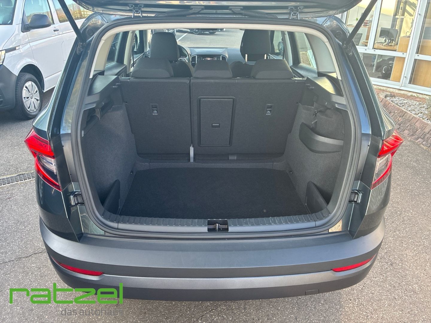Fahrzeugabbildung SKODA Karoq Ambition 1.5 TSI DSG DAB SHZ Spurwechselas