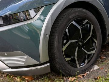 Hyundai Ioniq 5 Uniq Elektro 4WD Autobahnassistent Leder