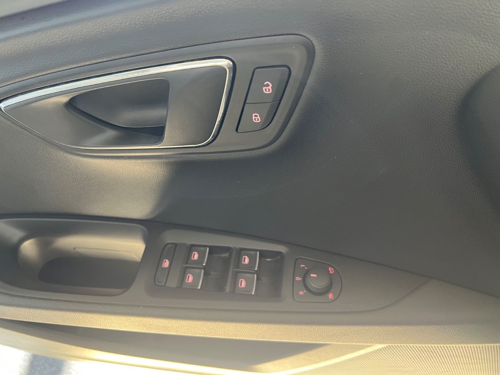 Fahrzeugabbildung SEAT Leon ST FR *LED*NAVI*BLUETOOTH*SITZHEIZUNG*