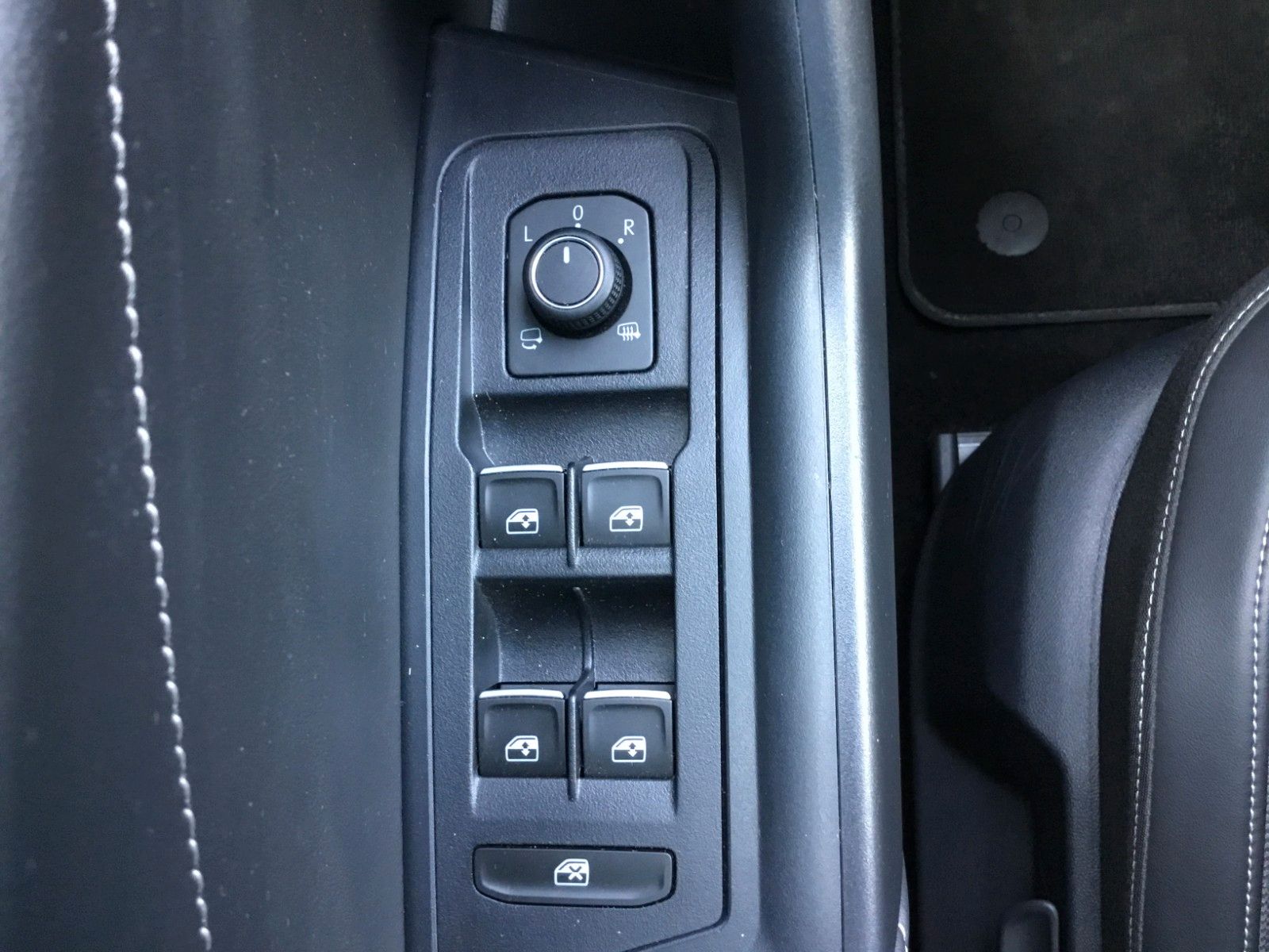 Fahrzeugabbildung Volkswagen T-Roc 1.5 TSI DSG Style+AHK+MatrixLED+ACC+Pano