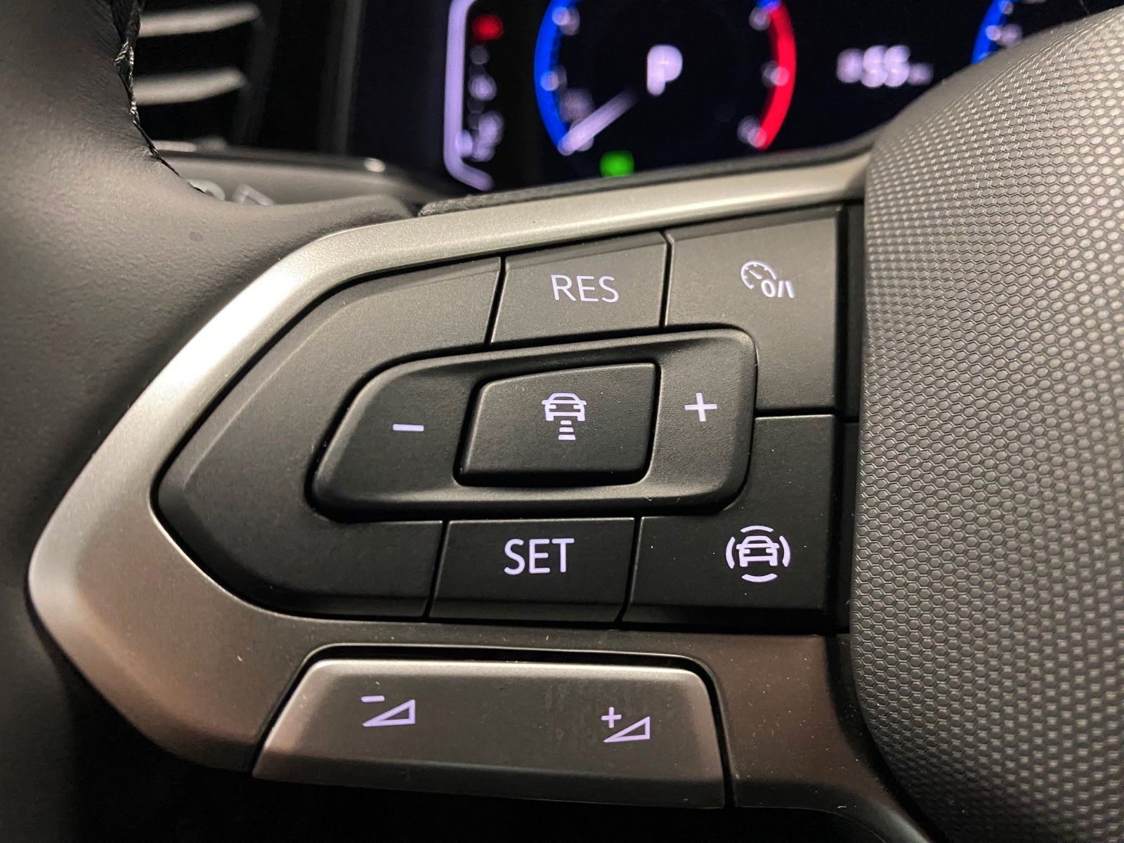 Fahrzeugabbildung Volkswagen T-Roc 1.5 TSI DSG+STYLE+PANORAMA+19"+ACC+MATRIX+