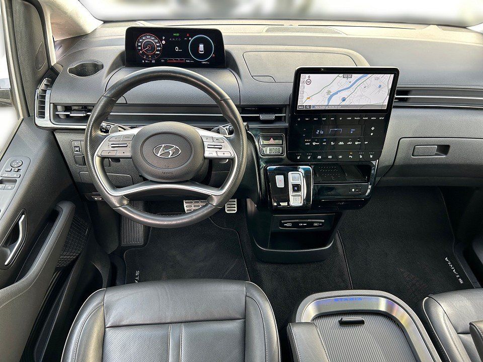 Fahrzeugabbildung Hyundai STARIA 7SITZER 2.2 CRDi 8AT SIGNATURE AHK PANO++