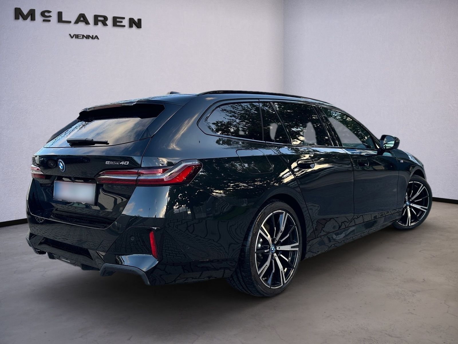 BMW i5 eDrive40 M / Black Sapphire / B&W imagem 3