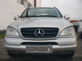 Mercedes-Benz ML 430 - Mercedes-Benz ML 430 mit Benzin-Antrieb