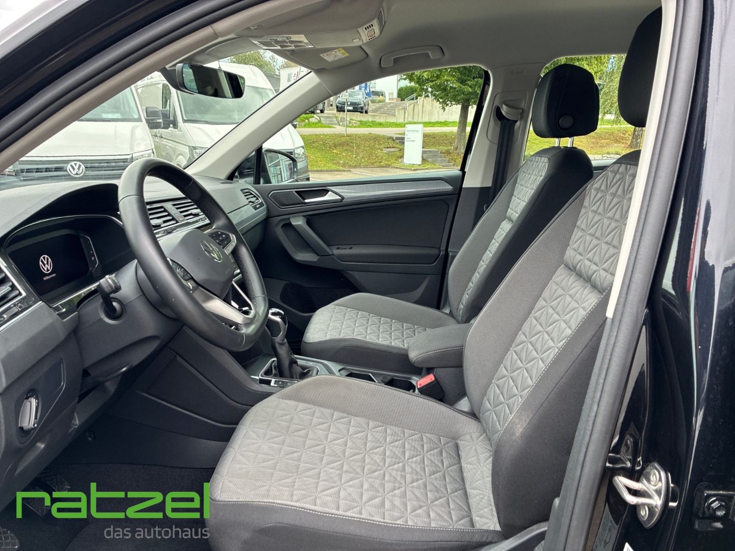 Fahrzeugabbildung Volkswagen Tiguan 1.5 TSI Life Navi Leder Digitales Cockpit