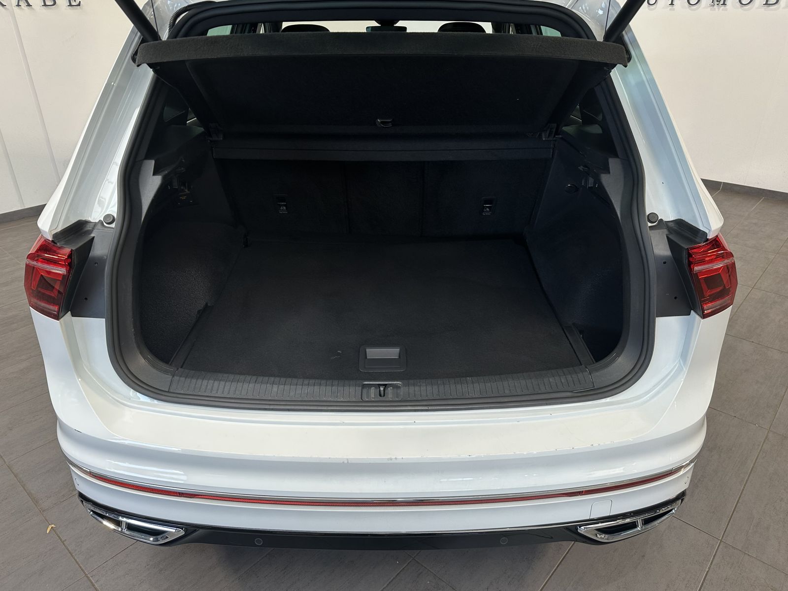 Fahrzeugabbildung Volkswagen Tiguan 2.0 TDI DSG 4M R-Line NAV+MATRIX+PANO+KAM