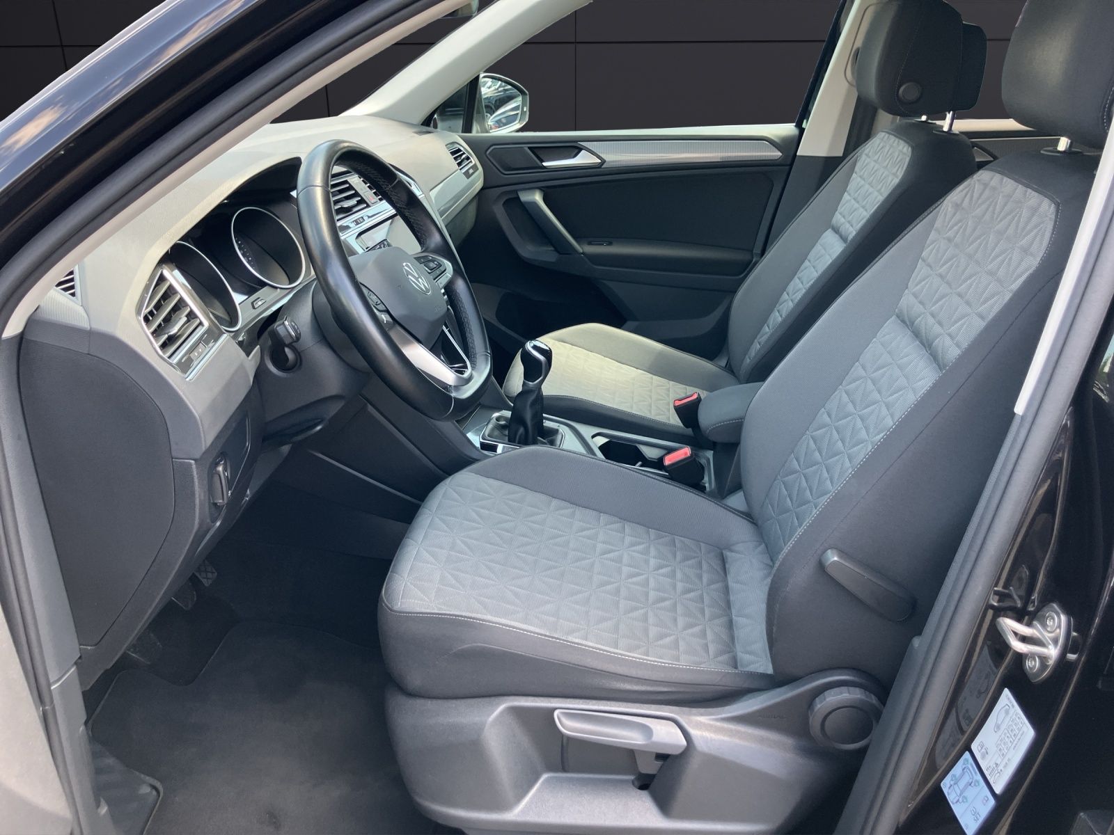 Fahrzeugabbildung Volkswagen Tiguan TSI Life Matrix AHK ACC PDC  SH LM