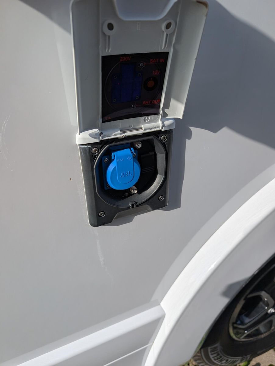 Fahrzeugabbildung Eura Mobil Integra Line IL 720 EB SAT, SOLAR, LUFTFEDERUNG1