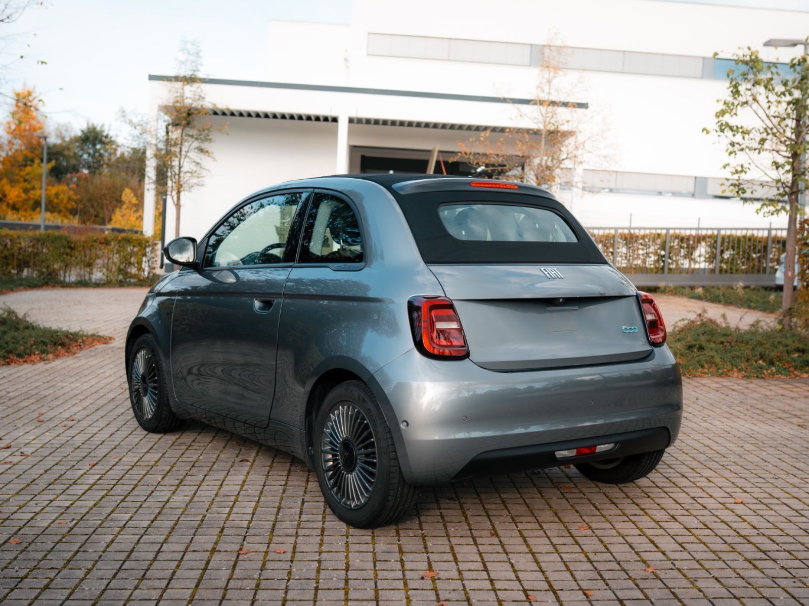 Vehicle photo 5