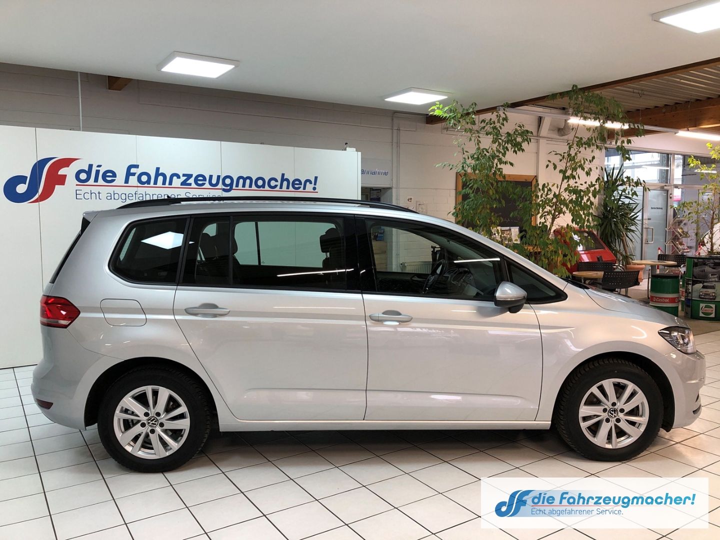 Fahrzeugabbildung Volkswagen Touran Comfortline1.5 TSI AHK-klappbar Navi 3-Zo