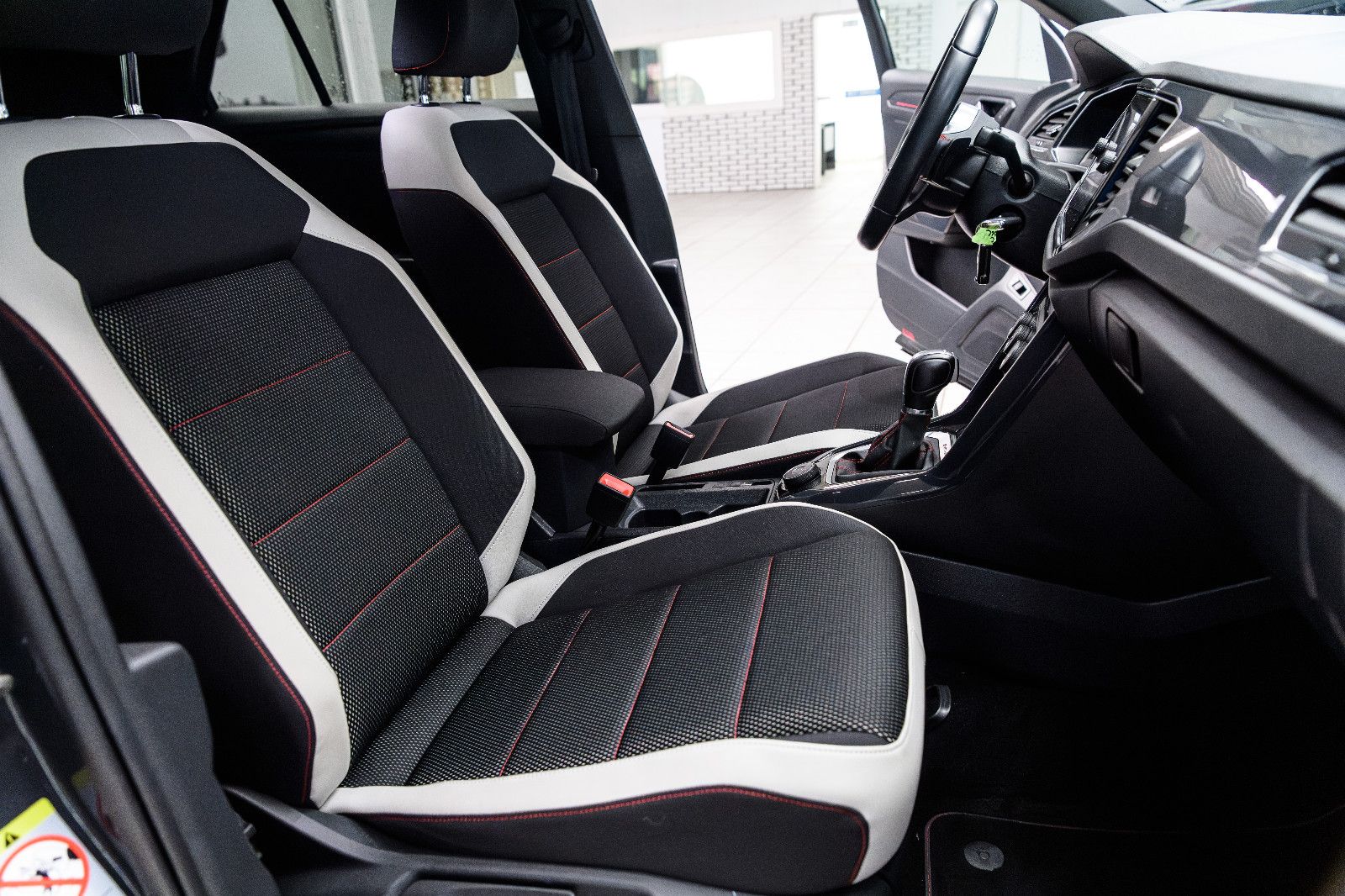 Fahrzeugabbildung Volkswagen T-Roc Sport 2.0 DSG 4Motion AHK SHZ ACC