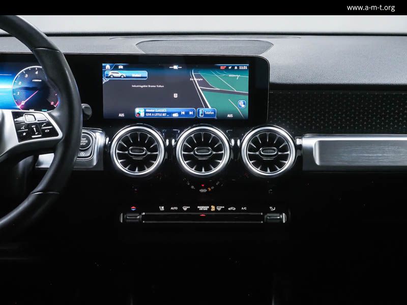 MERCEDES-BENZ GLB 220