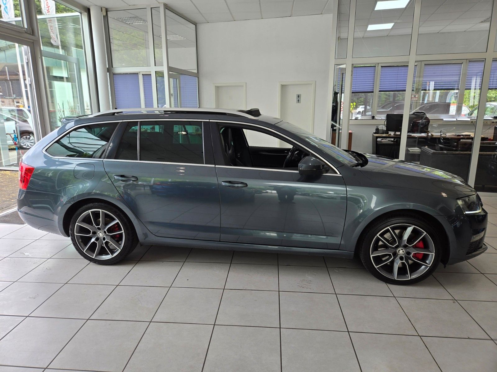 Fahrzeugabbildung SKODA Octavia Combi RS