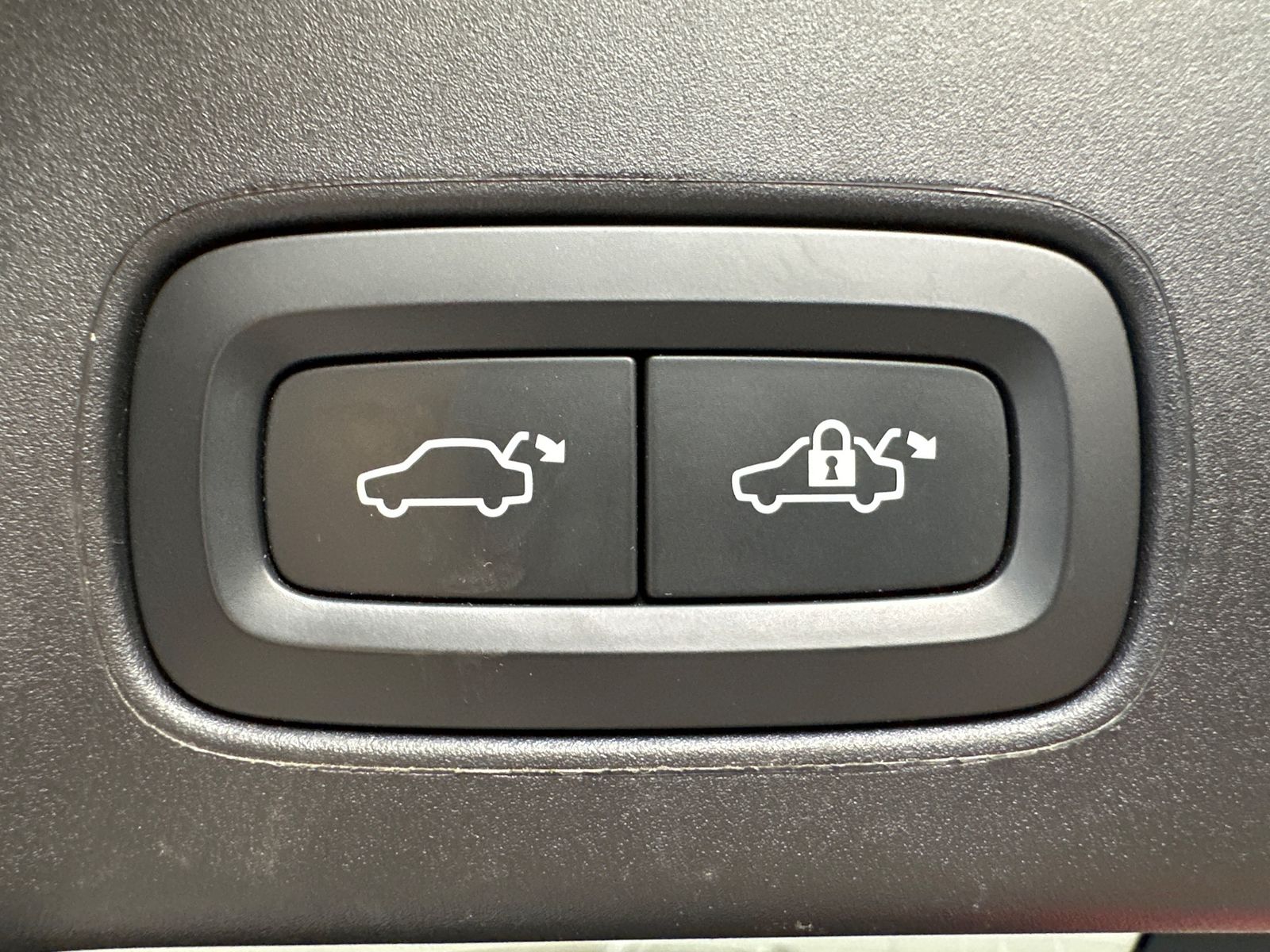 Fahrzeugabbildung Volvo V90 T8 Ultimate Dark NAV+LED+PANO+ACC+AHK+H&K+VC