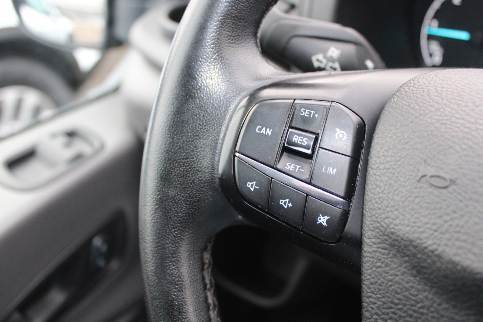 Fahrzeugabbildung Ford Transit 350 L3 H2 Kasten hoch lang KLIMA RFK AHK