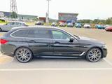 BMW 540i xDrive Touring - M Sportpaket / Head-Up - mit Benzin-Antrieb: Schwarz, Kombi, Sportpaket