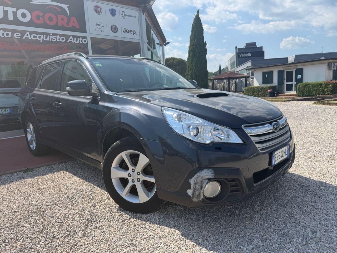 Subaru Outback 2014 — rear view