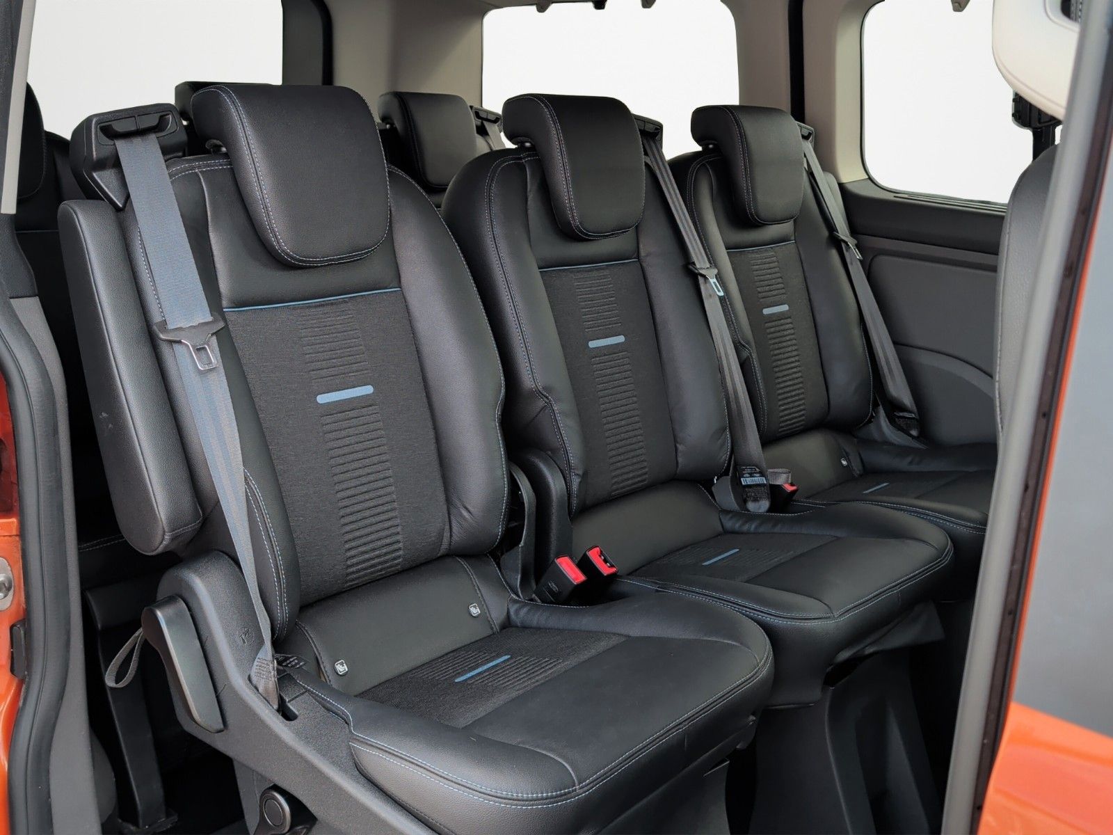Fahrzeugabbildung Ford TOURNEO CUSTOM 320 L1 ACTIVE STHZ AHK KAM ASSIST