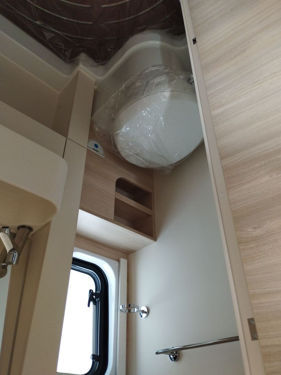 Fahrzeugabbildung Eura Mobil Van V 635 EB 40H Chassis, Skyroof, RFK