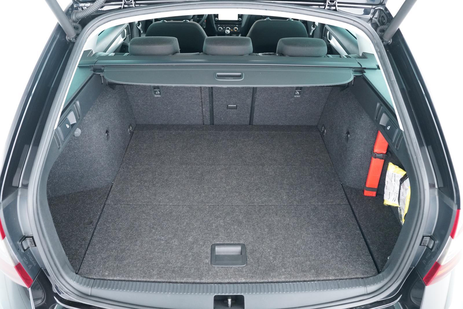 Skoda OCTAVIA COMBI TOUR 1.5TSI SCHECKHEFTGEPFLEGT uvm