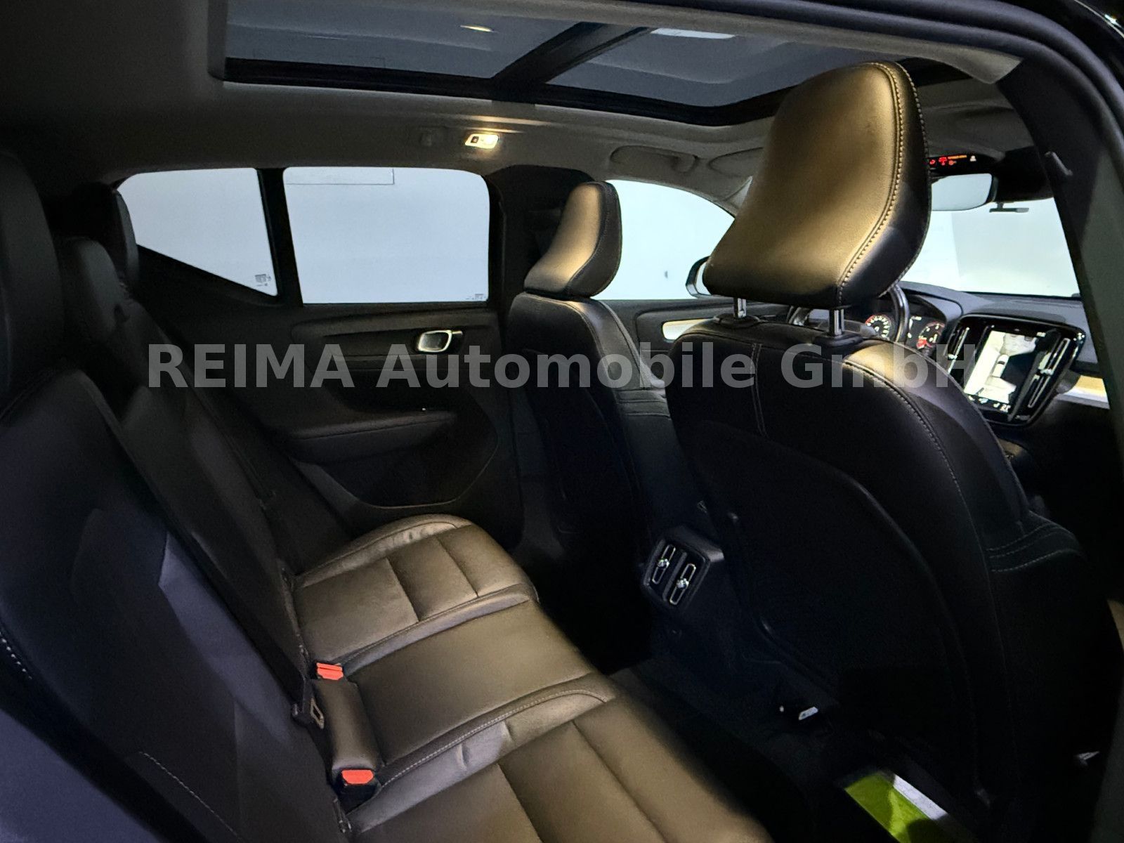 Fahrzeugabbildung Volvo XC 40 D4 Momentum AWD, Pano, LED, H&K