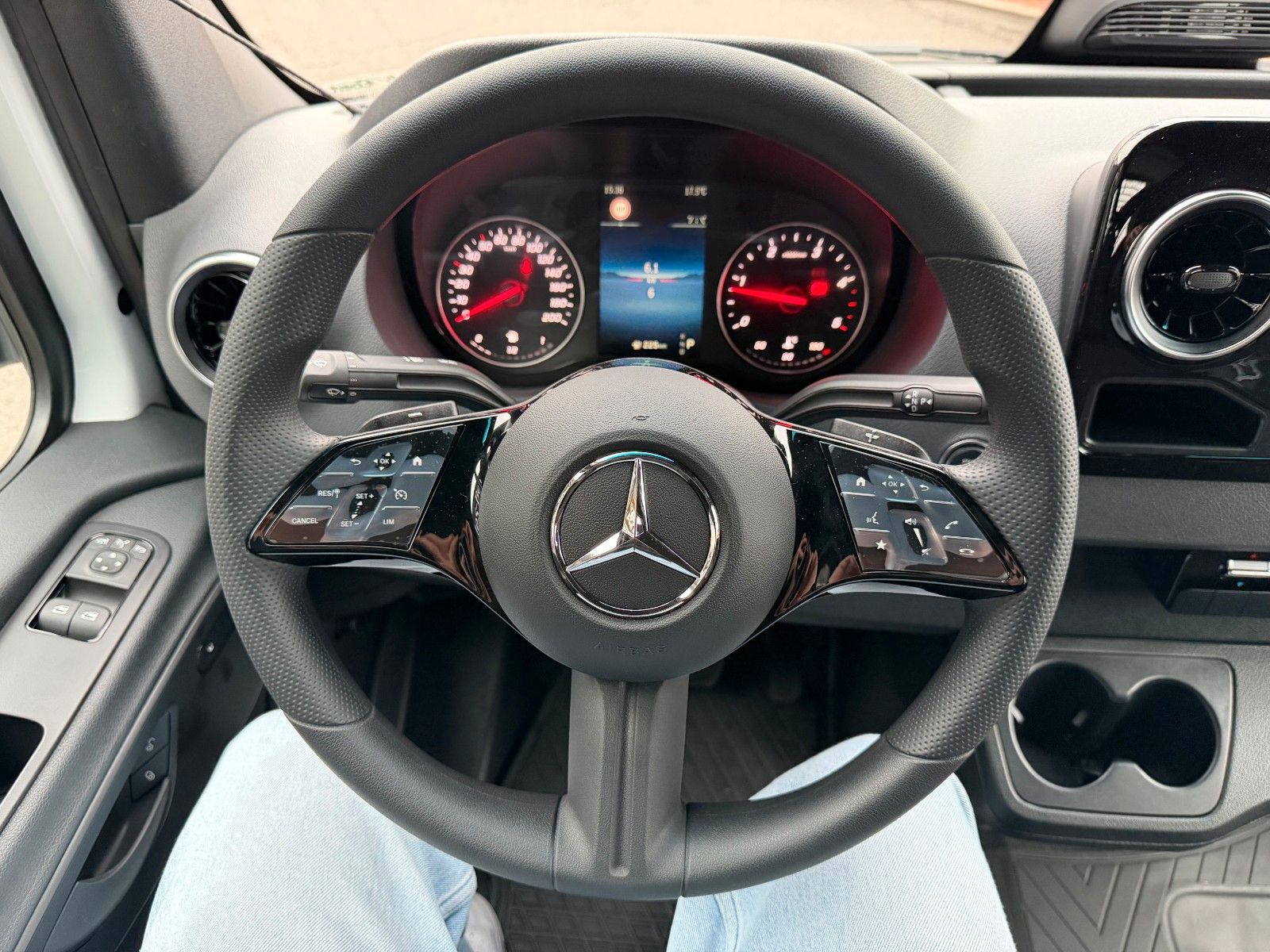 Fahrzeugabbildung Mercedes-Benz Sprinter 319 CDI 3665 DoKa AHK Klima LED