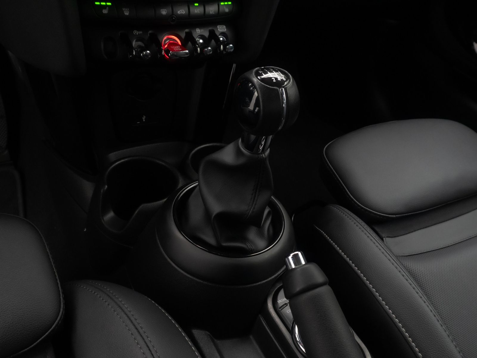 Fahrzeugabbildung MINI ONE Classic Trim LED Navi Leder H/K Komfort DAB